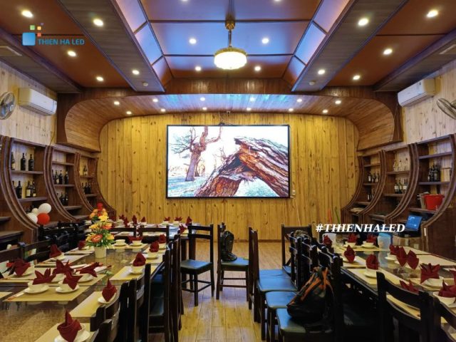 Màn hình Led giúp không gian nhà hàng sang trọng